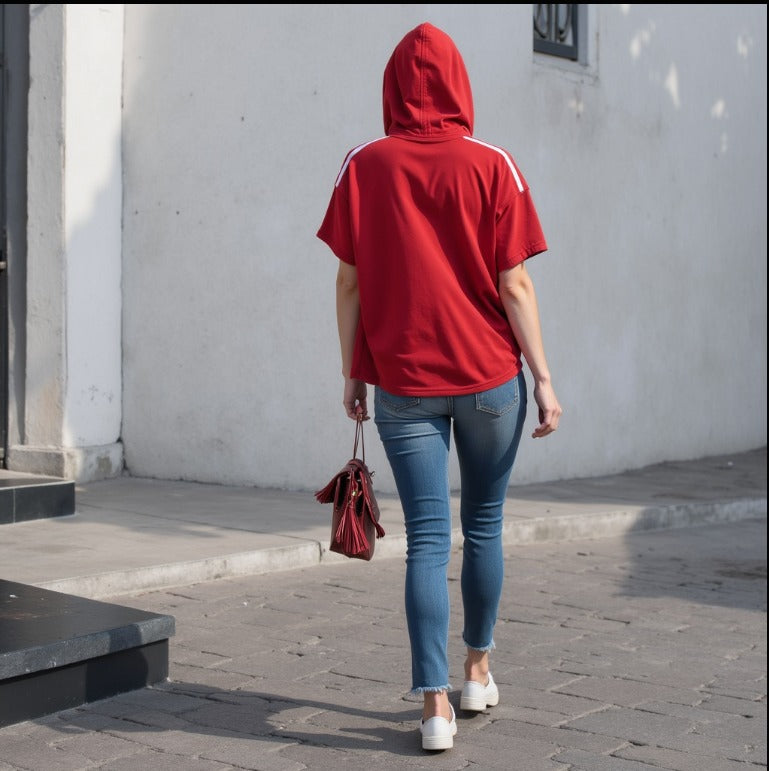 Camiseta con capucha y líneas laterales