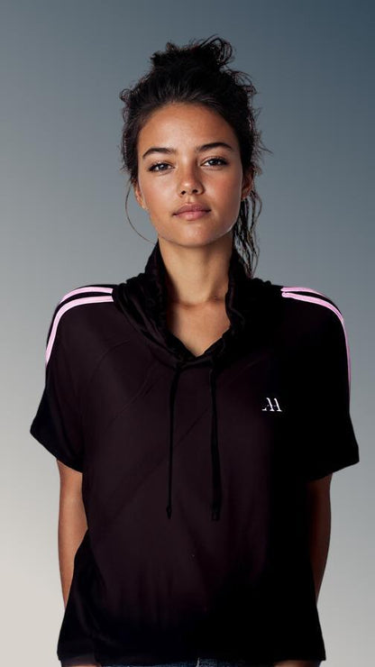 Camiseta con capucha y líneas laterales